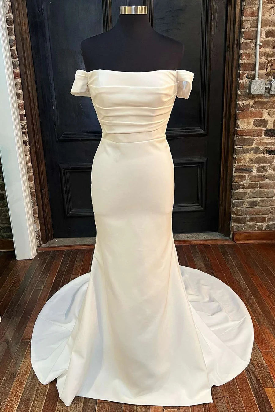 Vestido de novia largo de sirena con hombros descubiertos y satén